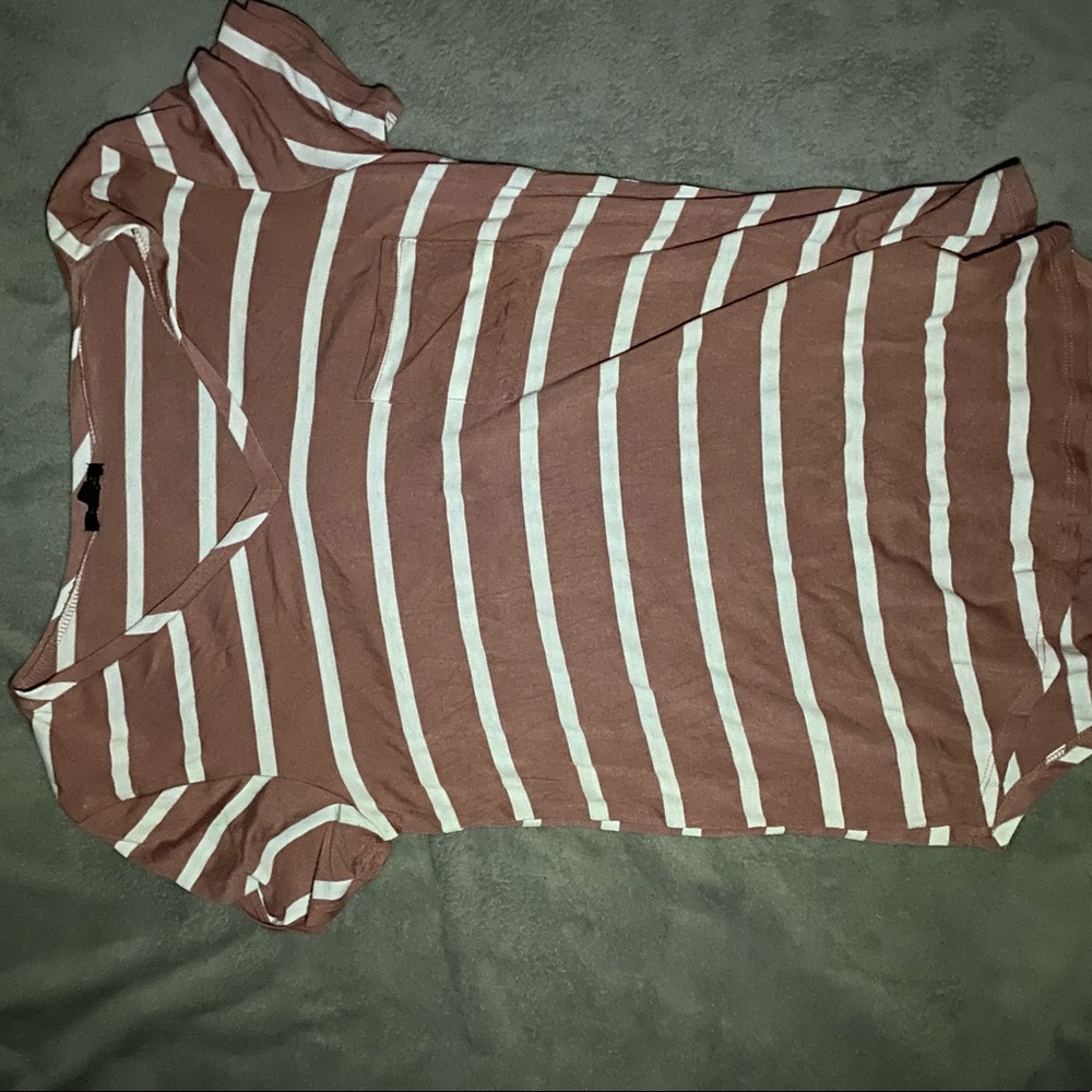 muave and white dress v-neck shirt
